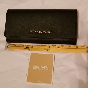 NWT Michael Kors Jet Set Travel LG Carryall wallet